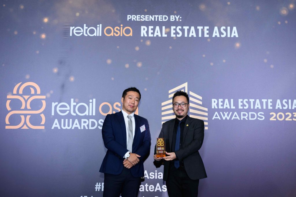 2. Dai dien PNJ nhan giai Retail asia awards 1 1